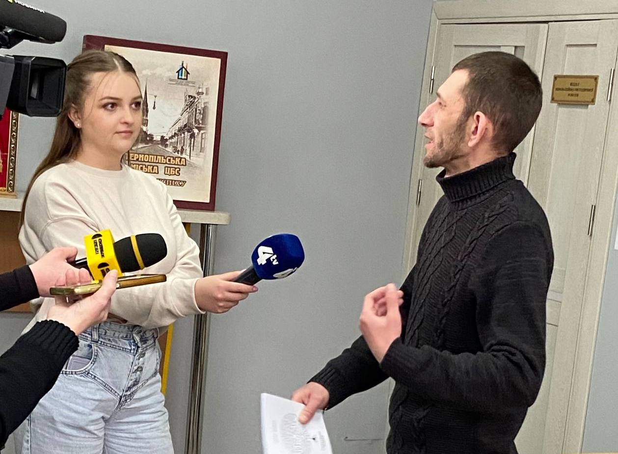 Тарас Бурак дає інтерв'ю 